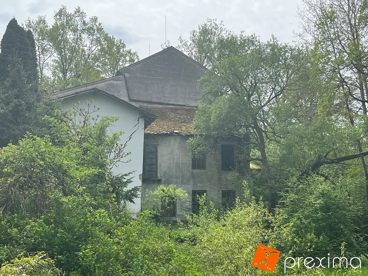 Prodej podílu 1/30 rodinného domu 853 m², pozemek 7746 m²